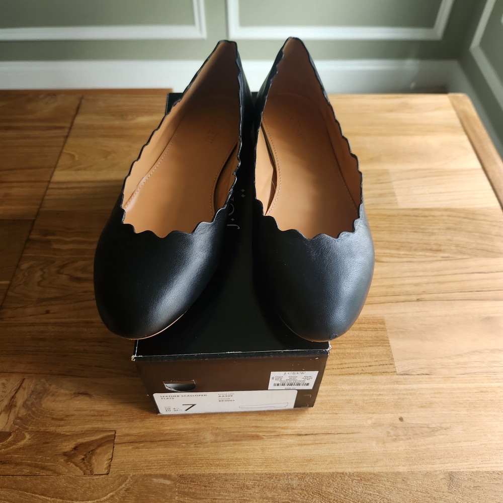 Chic Black Scalloped Women's Flats
